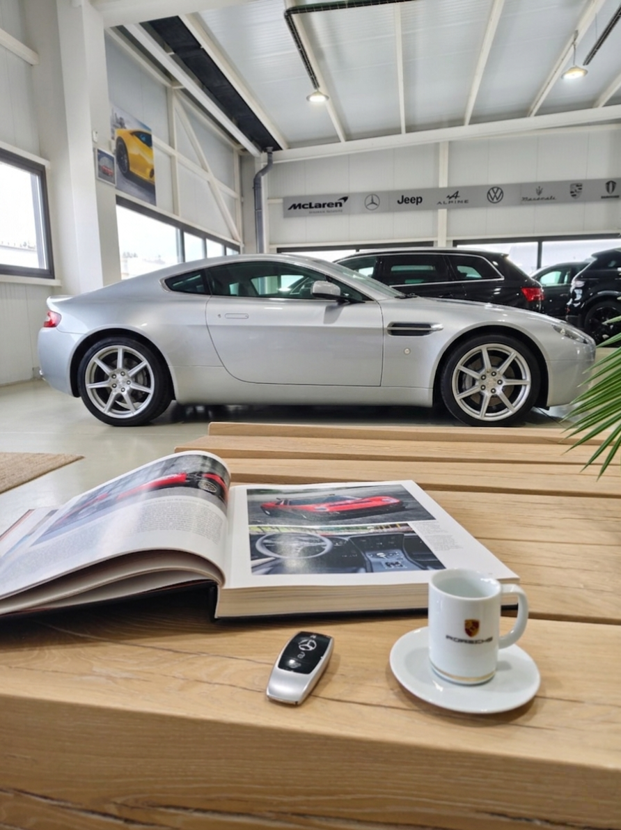 Aston Martin Vantage expuesto en el local