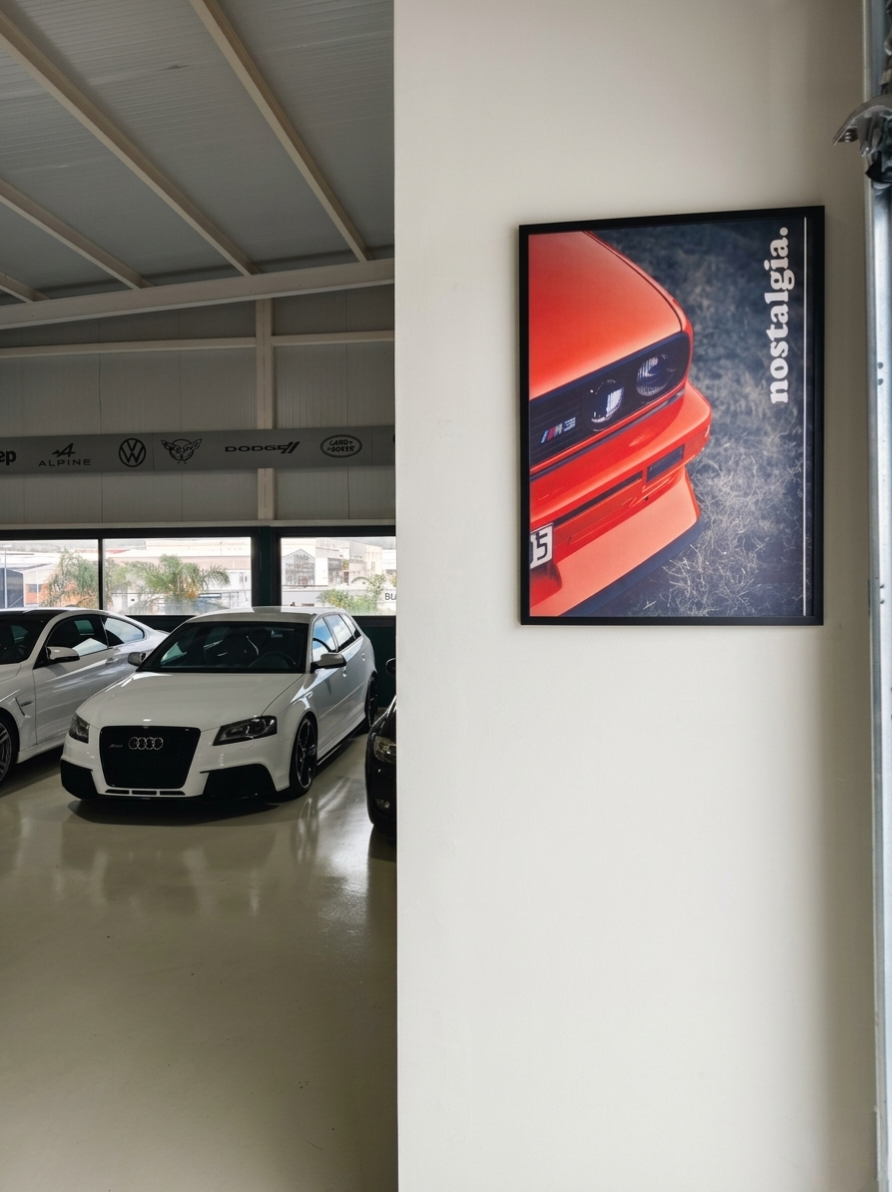 Audi RS3 junto a poster M3 nostalgia