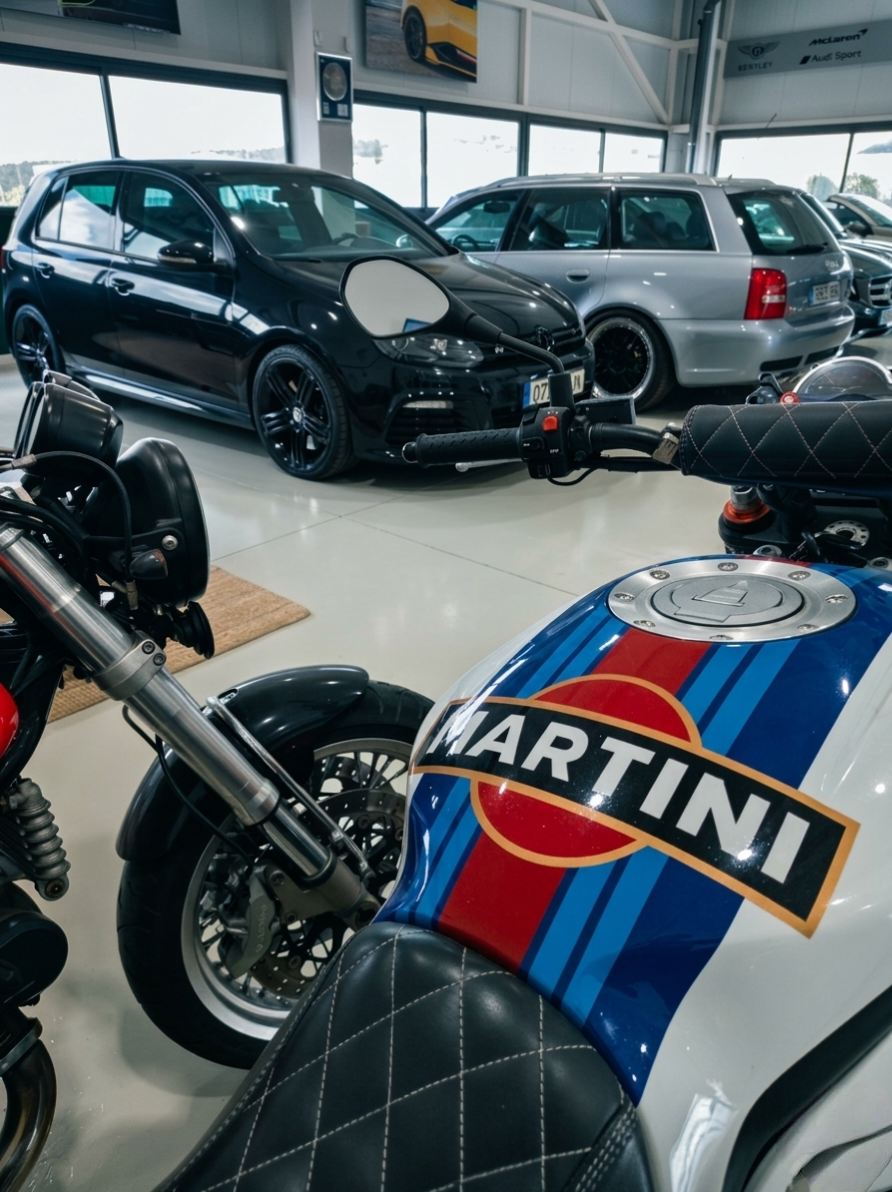 Volkswagen Golf R y moto Martini en exposición