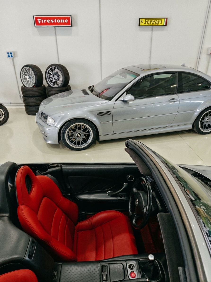 BMW M3 plateado junto a llantas y descapotable