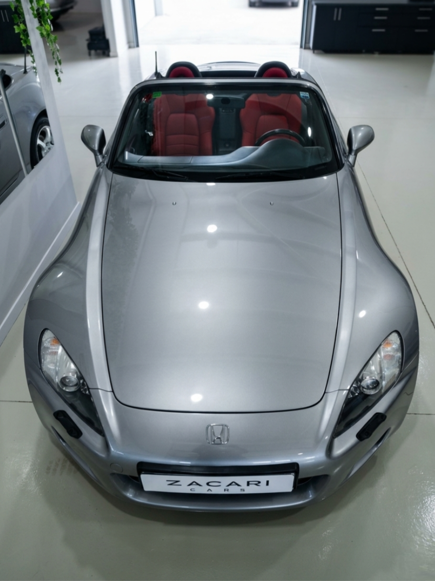 Honda S2000 plateado con matrícula ZACARI CARS