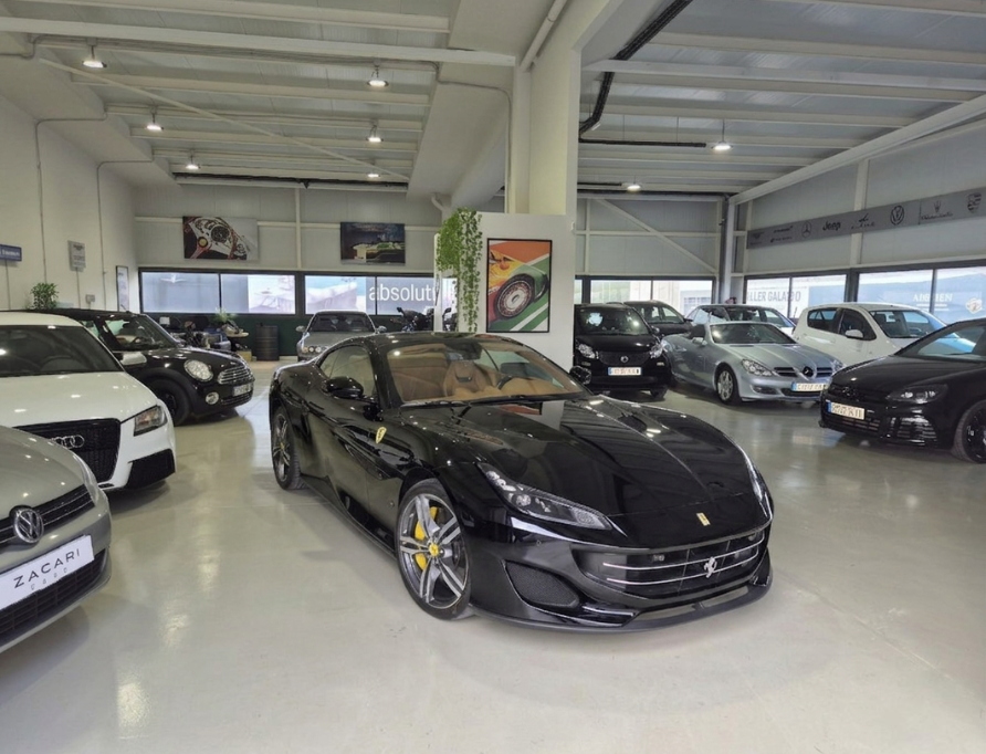 Ferrari Portofino negro en el showroom