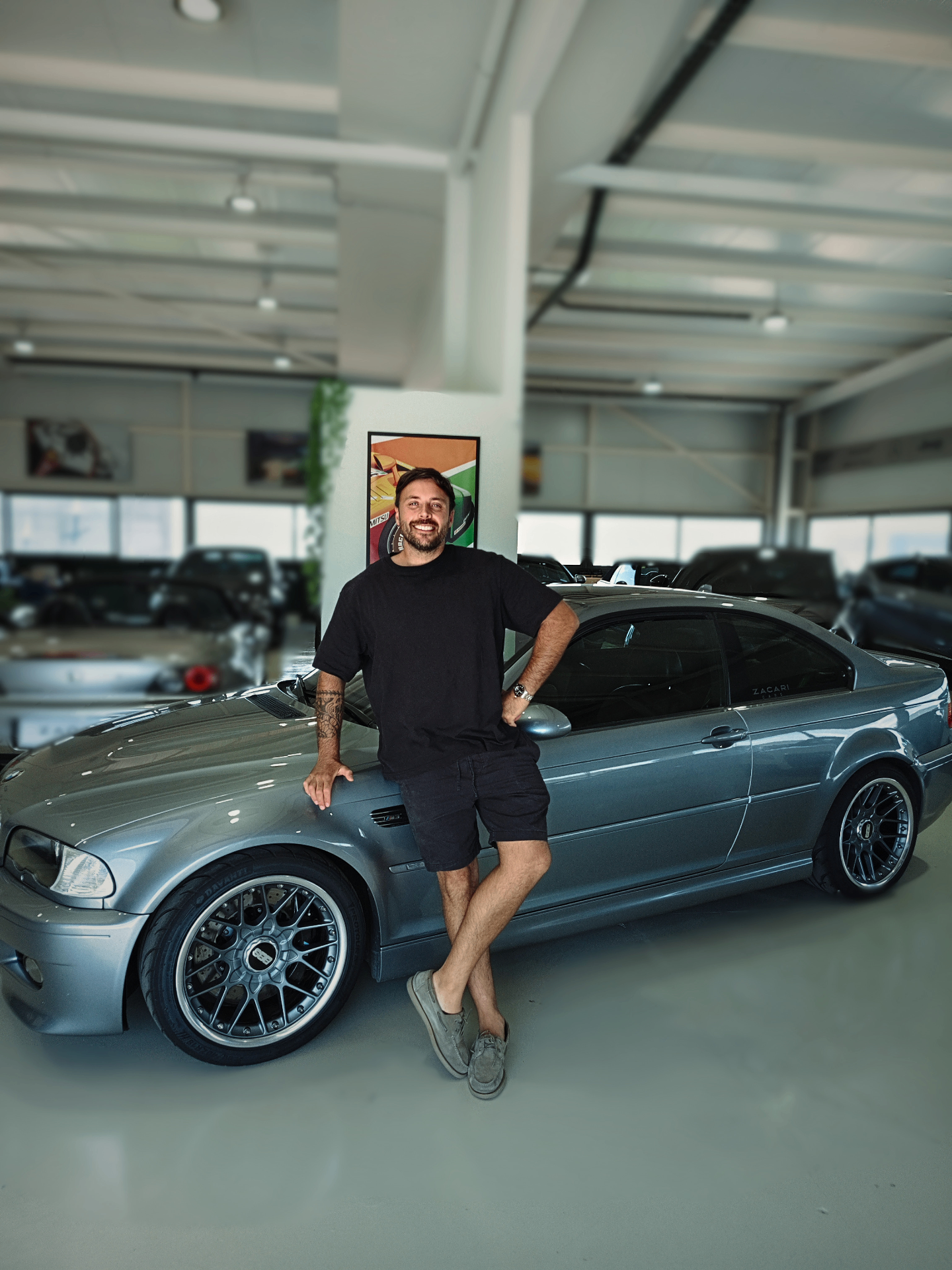 El dueño del negocio junto a uno de los coches